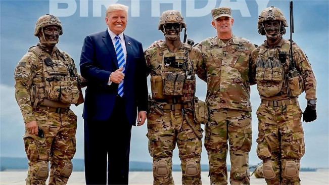 Donald Trump bersama tentaranya. (instagram @realdonaldtrump)